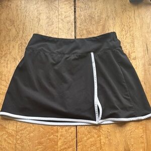 Target black and white contrast active skort
